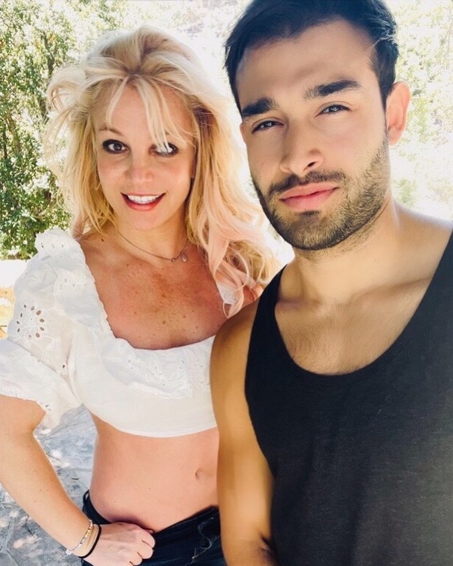 Kabar perceraian Britney Spears dan Sam Asghari muncul setelah muncul gugatan cerai dari pihak Sam. Pria yang dikenal sebagai model video klip Britney itu mengajukan gugatan cerai pada Rabu (16/8/2023), seperti dikutip People dari seorang sumber. Foto: Instagram @britneyspears @samasghari