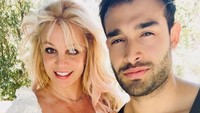Tak hanya soal lagu, tapi ia juga kerap menjadi sorotan karena hubungannya bersama sang kekasih Sam Asghari. Keduanya diketahui telah resmi bertunangan setelah Britney memamerkan cincin berlian. Foto: Instagram @britneyspears @samasghari