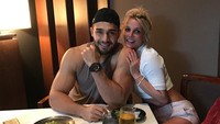 Pasangan ini juga tampak dinner bersama dan terlihat romantis. Saat itu keduanya pergi mengunjungi restoran Jepang dan menikmati beragam hidangan. Foto: Instagram @britneyspears @samasghari