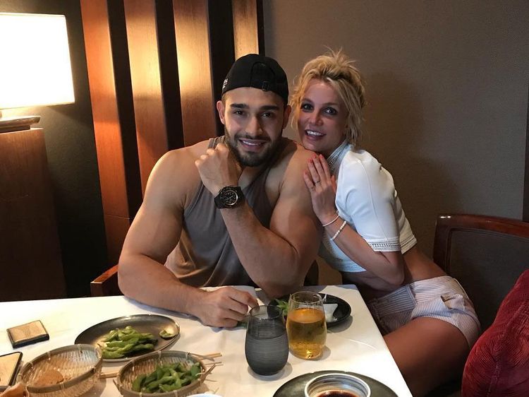Romantisnya Britney Spears dan Sam Asghari Saat Dinner Berdua