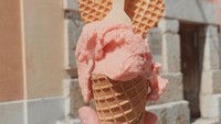 Britney juga sering membagikan foto makanan yang ia nikmati. Seperti satu cone es krim rasa stroberi sorbet ini. Foto: Instagram @britneyspears @samasghari