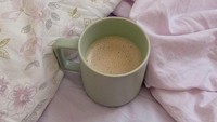 Menu sarapannya juga kerap ia pamerkan. Saat itu, Britney tampak sedang menikmati secangkir milk tea. Foto: Instagram @britneyspears @samasghari
