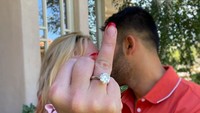 Britney Spears baru saja mengumumkan dirinya bertunangan dengan Sam Asghari. Foto: Instagram/@samasghari