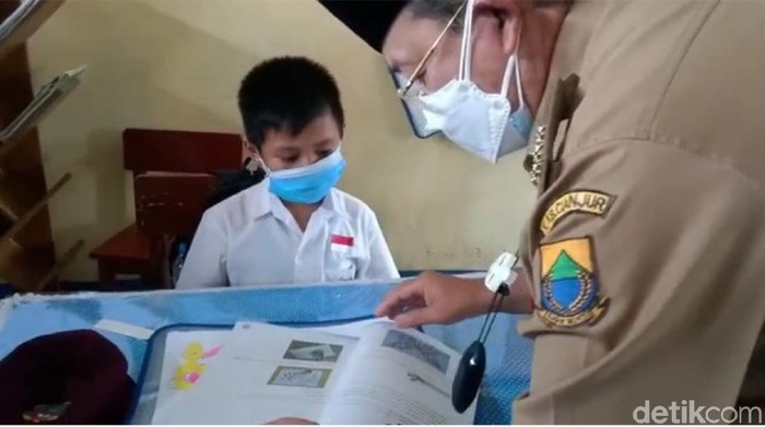 Bupati Cianjur Herman Suherman sidak PTM di sejumlah sekolah di Jalan Siliwangi, Senin (13/9/2021).