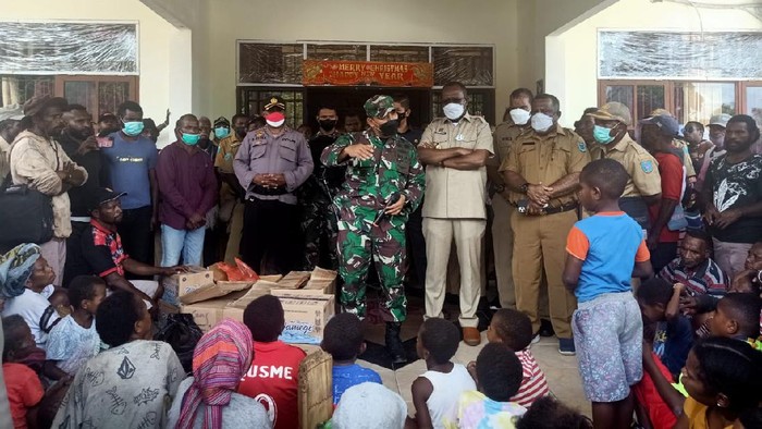 Bupati Maybrat dan Dandim Maybrat menemui sekitar 100 pengungsi yang berada di kantor Bupati Maybrat (dok Kodam Kasuari)
