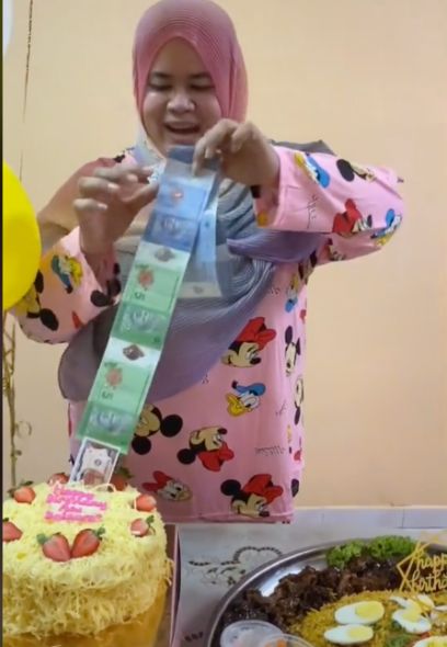 Cake Isi Uang Tengahnya Malah Zonk Karena Ada Uang Mainan