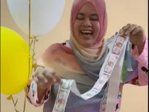 Kesenangan Dapat Kue Isi Uang, Pas Ditarik Tengahnya Zonk!