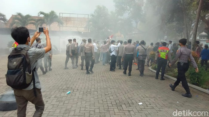 Demo di DPRD Pandeglang.