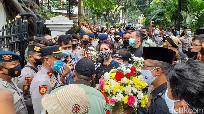 Demo tolak Formula E di Gedung DPRD DKI Jakarta.