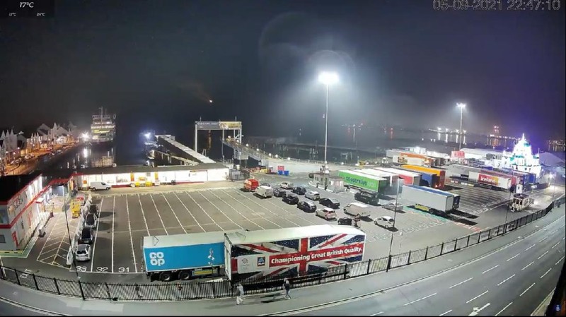 1 Mengutip dari laman Space, sebuah meteor tertangkap kamera menyinari langit di pantai selatan Inggris pada Minggu (5/9/2021) waktu setempat.