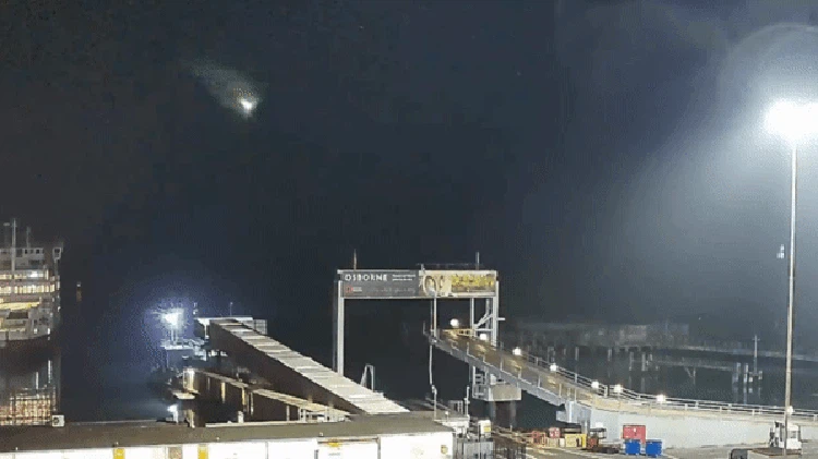 1 Mengutip dari laman Space, sebuah meteor tertangkap kamera menyinari langit di pantai selatan Inggris pada Minggu (5/9/2021) waktu setempat.