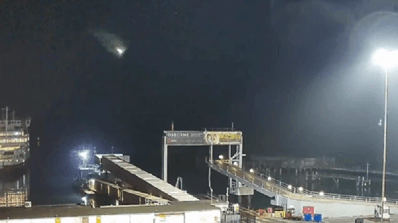 1 Mengutip dari laman Space, sebuah meteor tertangkap kamera menyinari langit di pantai selatan Inggris pada Minggu (5/9/2021) waktu setempat.