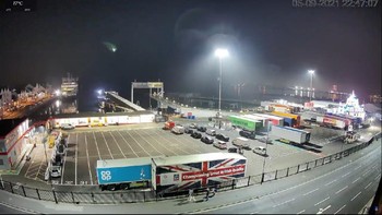 Sebuah objek terang seperti bola api melintas di atas Terminal Feri Red Funnel di Southampton, Inggris. 