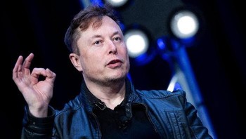 Elon Musk resmi menjadi triliuner pertama di dunia. Bloomberg Billionaires Index mengumumkan pada 27 Oktober 2021, harta Elon Musk mencapai USD 287 miliar atau lebih dari Rp 4.000 triliun. Bisnis utamanya adalah Tesla, SpaceX dan Starlink. (Foto: AFP/BRENDAN SMIALOWSKI)
