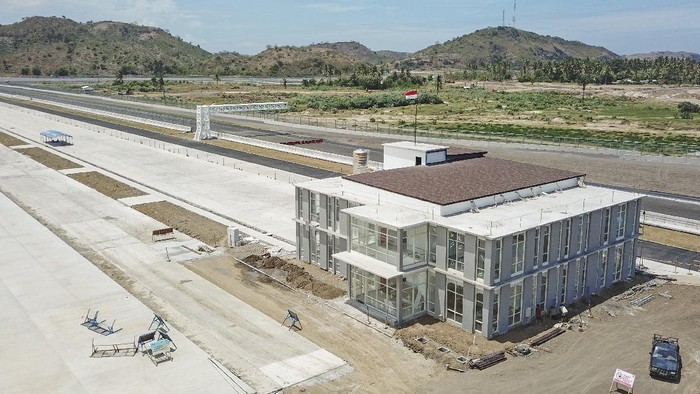 Progres pembangunan Sirkuit Mandalika terus dikebut. Kali ini beberapa bangunan fasilitas pendukung seperti medical center dan helipad sudah mulai tampak.