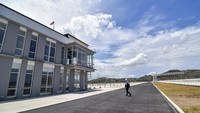 Salah satu keunggulan sirkuit Mandalika karena aspal yang digunakan berjenis Stone Mastic Asphalt (SMA), merupakan bahan campuran aspal dan digunakan untuk melapisi permukaan atas aspal. Lapisan itu diklaim bisa memperkuat struktur lapisan permukaan lintasan supaya kuat, dengan prinsip kontak stone by stone untuk memperkuat struktur lapisan.
