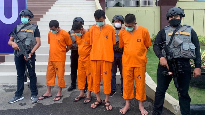 Foto pelaku pembobolan ATM di Rokan Hulu saat diamankan di Polda Riau