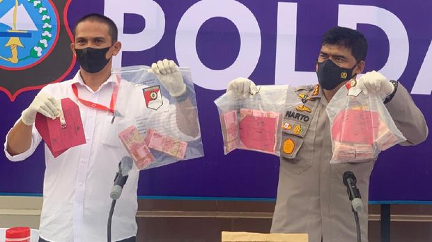Foto pelaku pembobolan ATM di Rokan Hulu saat diamankan di Polda Riau