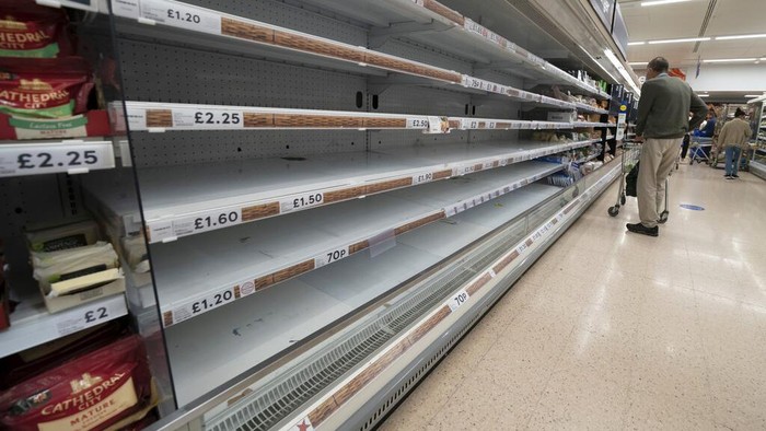 Gegara Brexit, Supermarket di Inggris Nyaris Kosong A view of empty shelves at a Tesco supermarket in Manchester, England, Sunday, Sept 12, 2021. Retailers, manufacturers and food suppliers have also reported disruptions due to a shortage of truck drivers linked to the pandemic and Britain’s departure from the European Union, which has made it harder for many Europeans to work in the U.K. (AP Photo/Jon Super)
