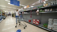 Paling berat muncul di sektor rantai pasok makanan di Inggris, bahkan di musim panas ini produsen makanan kesulitan mengantarkan barang-barangnya ke supermarket.  