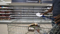 Pemandangan rak-rak kosong di supermarket Tesco di Manchester, Inggris, Minggu (12/11/2021) waktu setempat.  