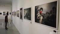 Pengunjung mengamati karya fotografi pada pameran foto bertajuk Borderless di Galeri R.J. Katamsi, ISI, Bantul, Yogyakarta, Senin (13/9/2021).
