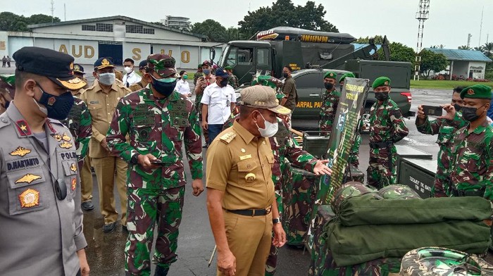 Gubsu Edy Rahmayadi saat mengecek kesiapan petugas penanganan bencana (Edy-detikcom)
