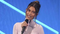 Hailey Bieber tampil dengan gaun putih tipis saat tampil singkat. Foto: Charles Sykes/Invision/AP/Charles Sykes