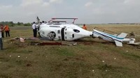 Dari foto yang beredar bagian ekor helikopter patah. Kasat Reskrim Polres Tangsel AKP Angga Surya Saputra mengatakan helikopter itu sempat naik 100 meter, tapi turun lagi, kemudian terguling. (Foto: dok. Istimewa)