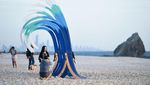 Hiii! Patung Kepala Penyelam Raksasa Mejeng di Pinggir Pantai