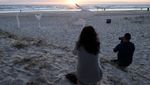 Hiii! Patung Kepala Penyelam Raksasa Mejeng di Pinggir Pantai