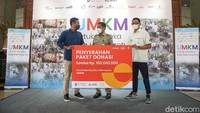Ketua Umum HIPMI Jaya Sona Maesana didampingi Ketua Panitia Muhammad Arif secara simbolis menyerahkan paket dpnasi  kepada Plt Walikota Jakarta Selatan Isnawa Adji senilai Rp 100 juta.