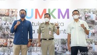 Himpunan Pengusaha Muda DKI Jakarta (HIPMI Jaya) sebagai salah satu pelaku utama ekonomi di DKI Jakarta memberikan paket donasi senilai Rp 100 juta bagi pelaku UMKM di Kantor Walikota Jakarta Selatan, Senin (13/9/2021). Program UMKM (Untuk Mereka Kita Membantu) ini dilakukan saaat perekonomian yang masih sulit hingga saat ini akibat dampak dari COVID-19. 