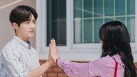 Selain jatuh hati oleh pasangan tersebut, penonton juga dibuat jatuh simpatik pada keramahan warga Gongjin yang hidup rukun dan saling menyayangi. Foto: Instagram @tvn_drama