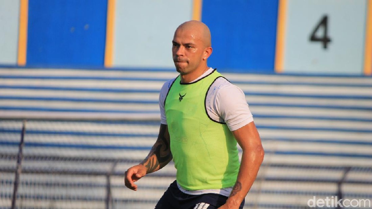 Pemain Persela Lamongan Ivan Carlos mengalami kendala pada hamstring. (Foto: detikcom/Eko Sudjarwo)