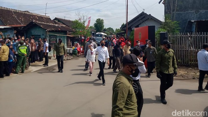 Jokowi saat memantau vaksinasi door to door di Klaten