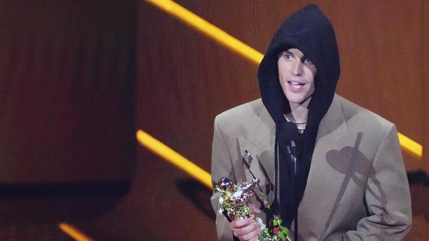 Justin Bieber accepts the award for artist of the year at the MTV Video Music Awards at Barclays Center on Sunday, Sept. 12, 2021, in New York. (Photo by Charles Sykes/Invision/AP)