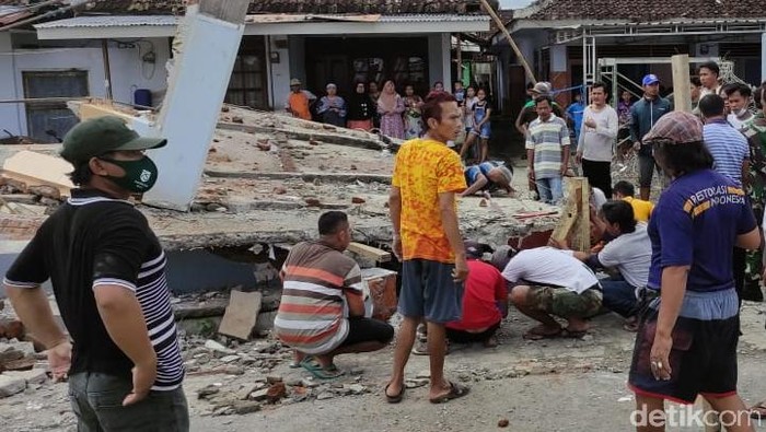 kakek tewas tertimpa cor musala
