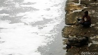 Warga tetap nekat memancing di sungai yang berbusa tersebut.