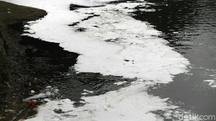 Kali Bekasi Dipenuhi Limbah Berbusa Pencemaran terjadi di Kali Bekasi yang berada di Jalan Pangkalan 1, Bantargebang, Senin (13/9). Aliran sungai itu dipenuhi oleh limbah berbusa.