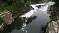 Air di Kali Bekasi, Bantargebang, Jawa barat, berbusa, Senin (13/9/2021).