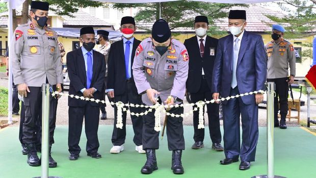 Kapolri Jenderal Listyo Sigit Prabowo menghadiri peresmian gedung baru asrama putri Pondok Pesantren Assalam