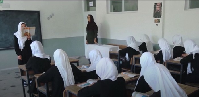 Kegiatan belajar di tingkat universitas di Afghanistan kini akan dipisah berdasarkan jenis kelamin. Kebijakan baru pemerintah Taliban ini dinilai membawa dampak positif.