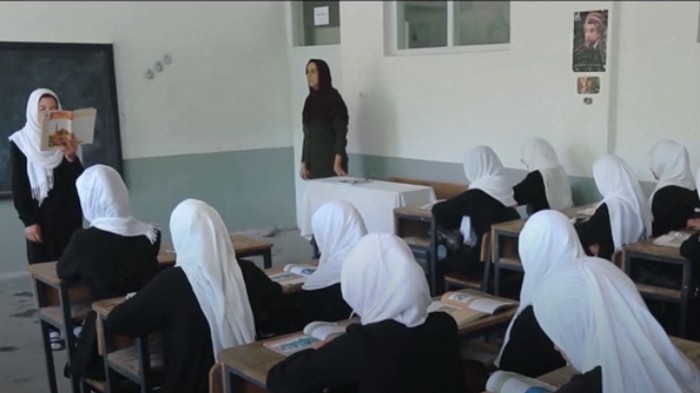 Kegiatan belajar di tingkat universitas di Afghanistan kini akan dipisah berdasarkan jenis kelamin. Kebijakan baru pemerintah Taliban ini dinilai membawa dampak positif.