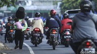 Biasanya ia berjalan kaki sepanjang jalan Mampang Prapatan hingga Pancoran, kostum yang ia gunakan didapat dari penyewa yang mematok tarif 35 hingga 50 ribu dalam sehari. 