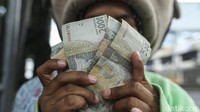 Dalam sehari Asih mampu mengumpulkan uang hingga 200 ribu rupiah, ia mulai berkeliling pada siang hingga malam hari. Hal itu dilakukan untuk menghindari petugas Dinas Sosial.