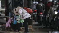 Sebelumnya Asih tinggal di kawasan lapak pemulung di Pancoran namun usai digusur ia kini tinggal di kontrakan kawasan Mampang.