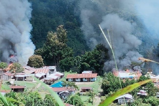 KKB diduga bakar sejumlah fasilitas umum di Kiwirok, Kabupaten Pegunungan Bintang (ANTARA/HO-pihak ketiga)