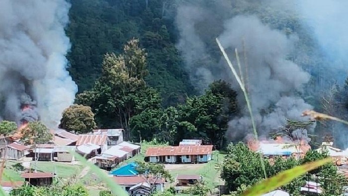 KKB diduga bakar sejumlah fasilitas umum di Kiwirok, Kabupaten Pegunungan Bintang (ANTARA/HO-pihak ketiga)