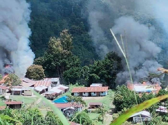 KKB diduga bakar sejumlah fasilitas umum di Kiwirok, Kabupaten Pegunungan Bintang (ANTARA/HO-pihak ketiga)